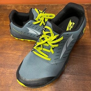 Men’s Size 9.5 Altra Superior 5 trail running shoes. Worn once, in EUC.
